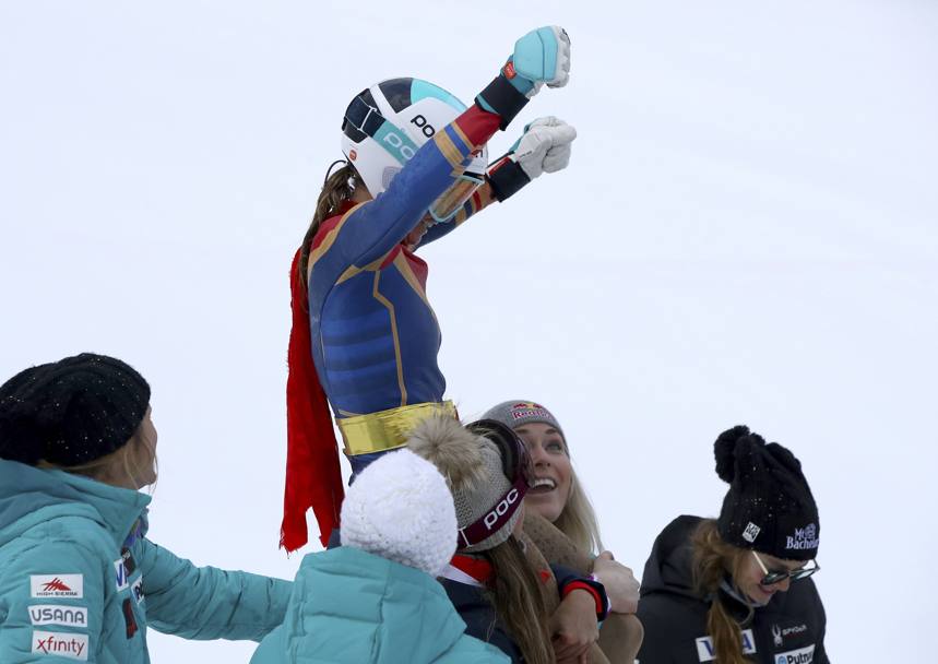 Al traguardo le altre sciatrici hanno accolto la Mancuso festeggiandola e portandola in trionfo (Afp)